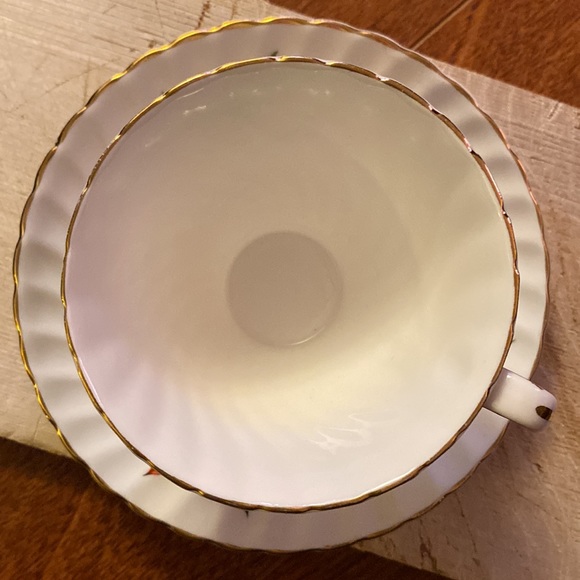 Royal Adderley poinsettia tea cup and saucer - Picture 3 of 5